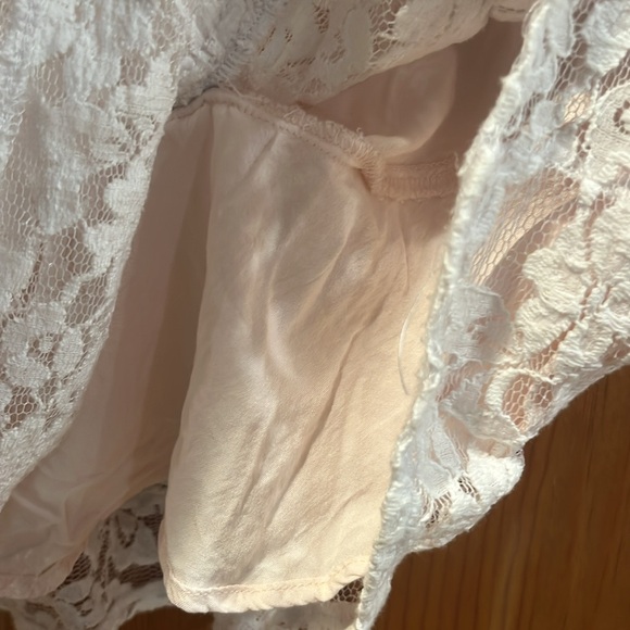 Abercrombie & fitch light tan lining with white lace overlay top size medium . - Picture 4 of 7